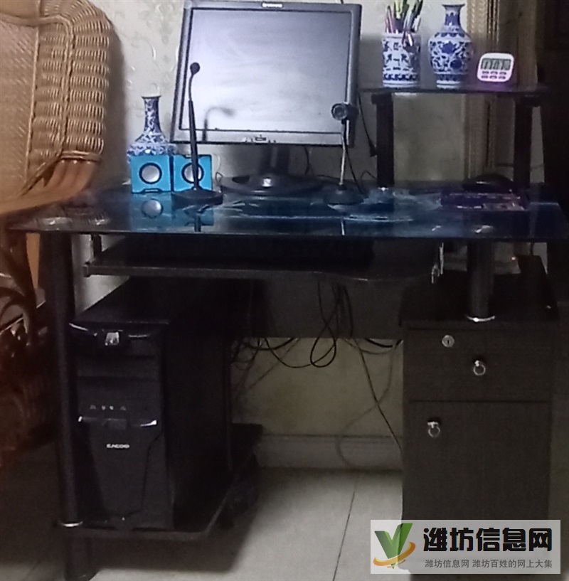 全套臺式電腦處理。包括電腦桌，話筒，視頻器，擴(kuò)音器。主機，顯示屏。